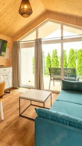 Salon z&nbsp;dużym oknem